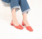 Zapato slingback de cuero charol color rojo, con punta cuadrada y escote en V. Cuenta con pulsera trasera con elástico y taco bajo cuadrado forrado en cuero.