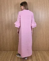 Vestido largo tipo túnica de color azul con estampado a cuadros blancos, cuello mao con escote en V y botones frontales parciales. Presenta mangas tres cuartos con volados en cascada.