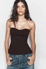 Top tipo corset de escote corazón y hombros descubiertos, con costuras verticales que definen la silueta.