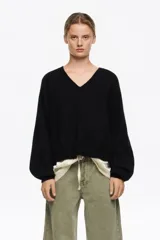 Sweater de punto confeccionado en mezcla de mohair y lana, de corte recto con escote en pico y manga larga con sisa adelantada.