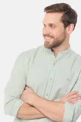 Camisa de lino color verde claro, con cuello mao, manga larga y botones personalizados.