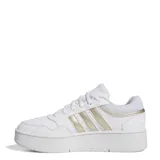 Championes Adidas modelo Hoops 3.0 Bold de corte bajo con plataforma. Presentan un diseño inspirado en el básquetbol, con exterior sintético blanco y las icónicas tres tiras laterales en color dorado metalizado. Cuentan con suela tipo cupsole y cierre mediante cordones.