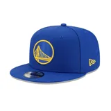 Gorra New Era 9Fifty de los Golden State Warriors, color azul con logo del equipo bordado en dorado en el frente y logo de la NBA en el lateral.