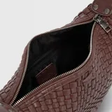 Bandolera marrón de cuero trenzado con correa ajustable.