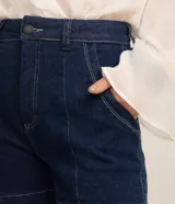 Short de jean de tiro alto con pespuntes contrastantes, cierre de botón y cremallera, trabillas en la cintura y bolsillos delanteros y traseros. Confeccionado en denim de algodón con un toque de elastano.