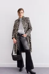 Abrigo tipo trench largo con estampado de leopardo, solapas y lazo de ajuste en la cintura.