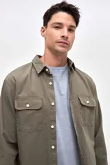 Sobrecamisa de algodón color bordó, con cuello solapa, cierre frontal con botones y dos bolsillos en el pecho con tapa.