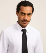 Corbata clásica de color gris oscuro con acabado satinado y textura sutil. Diseño elegante y versátil, ideal para eventos formales.