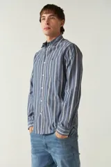 Camisa blanca a cuadros azules y grises, de manga larga y corte slim fit.