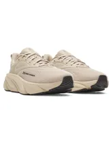 Championes de running Under Armour modelo Rogue 6, color beige, con parte superior de malla transpirable y superposiciones de TPU. Cuenta con entresuela Charged+ para mayor amortiguación y suela de goma para mayor tracción.