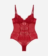 Body confeccionado en encaje floral rojo, sin taza y sin mangas, con recortes verticales, breteles ajustables y aplicación de tachas. Cuenta con cierre de broches en la parte inferior.