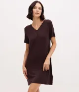 Camisón corto de viscosa color marrón oscuro, con escote en V decorado con encaje y mangas cortas.