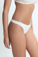 Pack de tres bombachas tipo colaless de corte láser, sin costuras, en colores negro, blanco y nude.