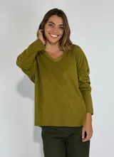 Blusa verde oliva de manga larga con escote en V.