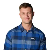 Camisa de manga larga Columbia modelo Cornell Woods, con estampado de cuadros en tonos azules. Presenta cuello clásico, cierre frontal con botones y un bolsillo en el pecho con cierre de botón.