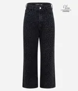 Pantalón de jean con corte recto y largo cropped, de cintura alta. Presenta un diseño estampado con motivo animal print en tonos oscuros, cierre frontal con botón y bolsillos funcionales.