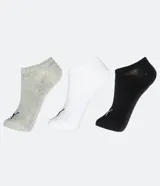 Kit de tres pares de medias Puma de caño bajo, en colores gris melange, blanco y negro, con logo de la marca en la puntera.