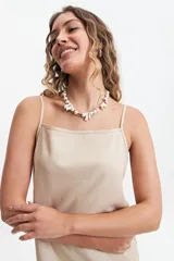 Vestido largo color verde oliva, de lino y algodón, con breteles finos y escote recto.