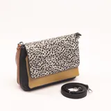 Bandolera con solapa de cuero sintético con estampado animal print, cuerpo de cuero sintético color negro y base color mostaza con textura simil cuero de cocodrilo. Incluye correa larga desmontable y regulable.