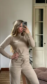 Polera de cuello alto y manga larga, confeccionada en tejido de punto acanalado suave, con diseño ajustado al cuerpo.