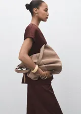 Pantalón de tiro medio en tejido satinado con efecto arrugado y diseño recto. Cuenta con bolsillos laterales, pinzas delanteras y cierre oculto con botón, gancho y cremallera.