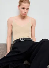 Top musculosa de punto color dorado con brillo, escote en V y tirantes finos.