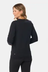 Saco tejido fino de hilo de algodón color beige, con cuello en V, cierre frontal con botones y puños acanalados.