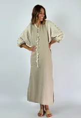 Vestido largo blanco de lino con mangas tres cuartos con detalle de crochet.