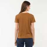 Camiseta básica de manga corta con cuello en pico, confeccionada en tejido liso de color marrón.