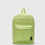 Mochila de diseño acolchado con acabado mate, compartimento principal con cierre, bolsillo frontal con cierre y correas acolchadas ajustables. Incluye compartimento interno para laptop de hasta 15 pulgadas y logo de la marca en la parte inferior.