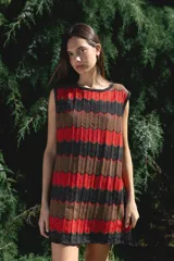 Minivestido tejido con lurex, con diseño de ondas horizontales en colores negro, marrón y rojo.