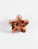 Broche para el pelo en forma de flor de hibisco color carey, hecho de acrílico con acabado brillante.