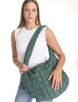 Bolso capitoneado color verde oscuro, marca Do Everything In Love, con abertura de cierre, reparticiones y bolsillos internos, y bolsillos laterales con cierre.