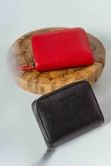 Billetera pequeña de cuero con cierre de cremallera.