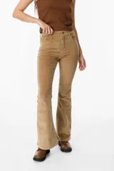 Pantalón de jean tipo pana color negro, de corte acampanado y tiro medio, con cierre frontal y bolsillos laterales.