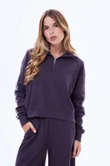 Buzo de felpa color marrón con medio cierre frontal, cuello alto y mangas largas con dos franjas blancas laterales.