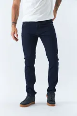 Jean de corte regular para hombre, color negro, con cierre frontal y bolsillos laterales y traseros. Presenta pasacintos en la cintura y costuras reforzadas.