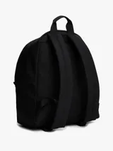 Mochila negra de diseño redondeado con acabado texturizado. Cuenta con un compartimento principal amplio, un bolsillo exterior con cremallera y un bolsillo interior de malla abierto. Tiene asas ajustables y acolchadas, asa superior y un parche tejido con el logo de Tommy Jeans en la parte delantera.