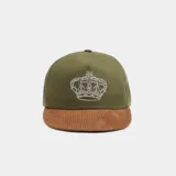 Gorra de 5 paneles de color verde militar, con visera curva de pana marrón y diseño bordado en el frente.