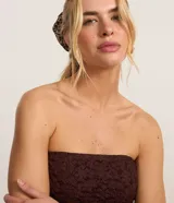 Blusa strapless de encaje negro con escote recto y dobladillo asimétrico con puntas diferenciadas.