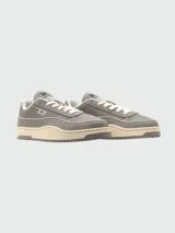 Zapatillas urbanas Diesel modelo S-Tracker-D, color gris con textura rugosa y suela de goma en tono crema. Presentan el logo D en el lateral y cordones al tono.