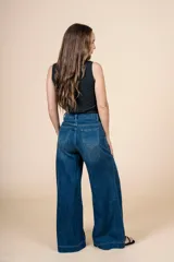 Pantalón de jean azul de tiro alto, corte recto y pierna ancha.