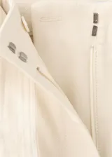 Pantalón cargo de tiro medio en color beige, con diseño recto, bolsillos de parche con solapa en los laterales y detalle de cinturón integrado en la cintura.