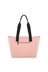 Cartera tipo tote de Las Oreiro, color negro, con tiras fijas, bolsillo frontal con cierre y detalle de logo de labios metálico en la parte inferior.