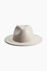 Sombrero tipo fedora color beige, de fieltro, con cinta de grosgrain alrededor de la copa.