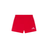 Short rojo de estilo deportivo de la marca Eme Studios, con bolsillos laterales con cierre y líneas blancas a los costados. Presenta el logo de la marca bordado en blanco en la pierna izquierda.