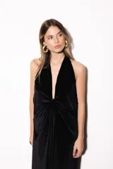 Vestido largo bordó con escote halter pronunciado, detalle de nudo en el centro y tajo lateral en la falda.