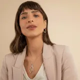 Collar de plata 925 con cadena fina tipo veneciana y un dije colgante de diseño geométrico en forma de ojo o hoja estilizada, compuesto por dos siluetas entrelazadas, una de ellas con detalles de brillo.