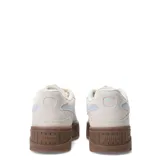 Championes urbanos Puma Karmen II Idol SD, confeccionados en gamuza color beige con detalles en celeste pastel. Presentan una suela de plataforma robusta color marrón y cierre con cordones.