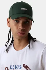 Gorra de béisbol Levi's en color verde oscuro con visera curva y parche frontal bordado con el logo de la marca.